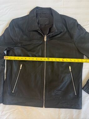 Handsome Men's Black Leather Zip-Front Jacket w/ Zipper Pockets Size M Like New